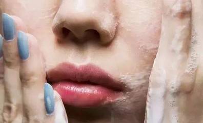 面膜撕开直接往脸上贴？小心浪费！掌握正确步骤，效果加倍